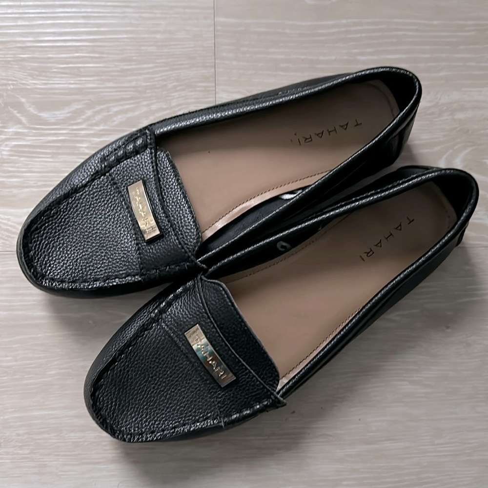 Black leather womens size 8.5  TAHARI flats/loafers new/like new